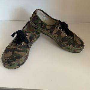 Kids camo vans. Lightly worn.